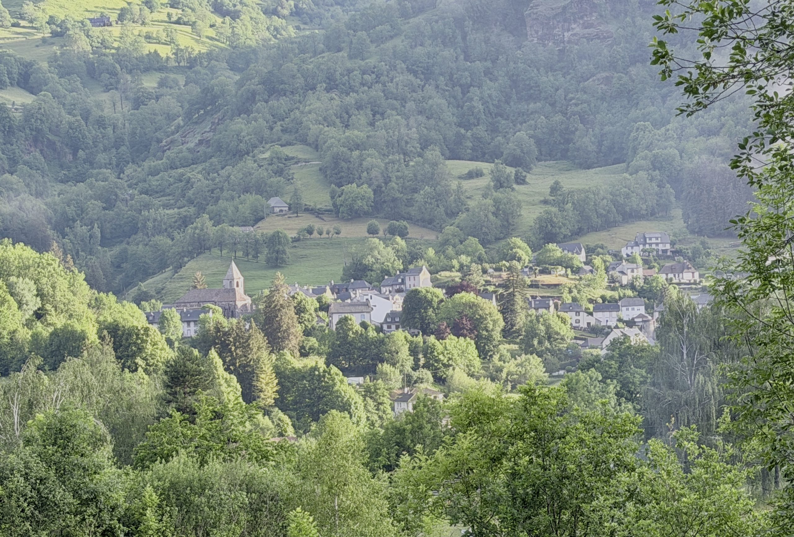 Vue de Thiézac illustrant les enjeux des territoires ruraux